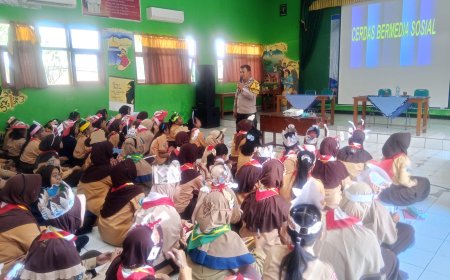Bhabinkamtibmas Mejayan Hadir Menginspirasi Siswa Lewat Edukasi Pencegahan Judol dan Bullying