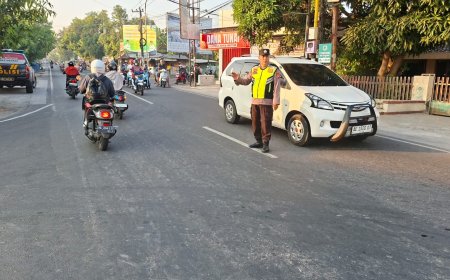 Jaga Kelancaran dan Keselamatan, Personil Polsek Wungu Laksanakan Gatur Pagi di Jalan Raya Dungus