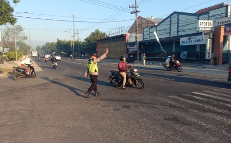Jaga Kelancaran Arus Lalu Lintas Pagi Hari, Personel Polsek Balerejo Disiagakan di Titik Rawan