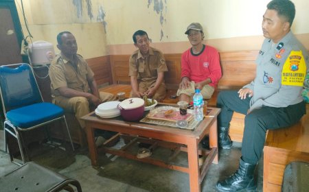 Jaga Kondusivitas dan Antisipasi Penipuan Online, Bhabinkamtibmas Desa Pacinan Sambangi Kantor Desa