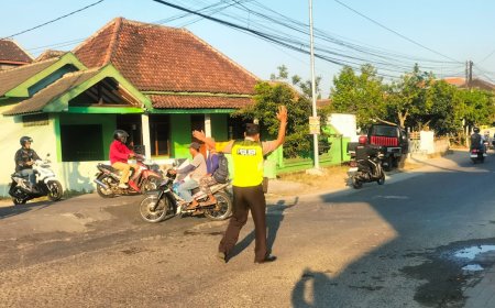 Polsek Dagangan Laksanakan Pengaturan Lalu Lintas Pagi, Wujudkan Keamanan dan Kenyamanan Masyarakat