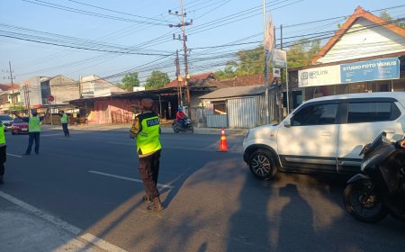 Bhabinkamtibmas Polsek Geger Laksanakan Commander Wish Penampilan Pagi untuk Ciptakan Arus Lalu Lintas yang Aman dan Lancar