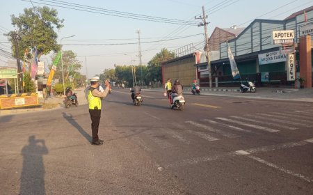 Jaga Kelancaran Arus Lalu Lintas Pagi Hari, Personel Polsek Balerejo Gelar "Commander Wish"