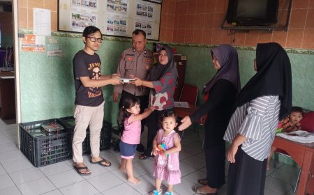 Jaga Kondusifitas dan Dukung Gizi Anak, Bhabinkamtibmas Balerejo Kawal Pembagian Makanan Bergizi Gratis