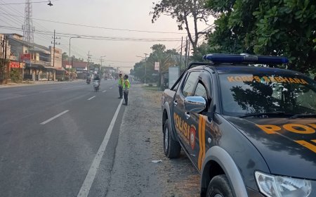 Bhabinkamtibmas Polsek Geger Laksanakan Commander Wish Pagi, Wujudkan Kelancaran Arus Lalu Lintas