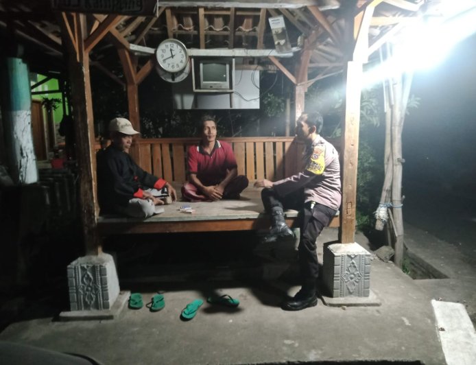 Melalui Sambang Poskamling, Bhabinkamtibmas Pererat Kemitraan dengan Warga Desa Wonorejo