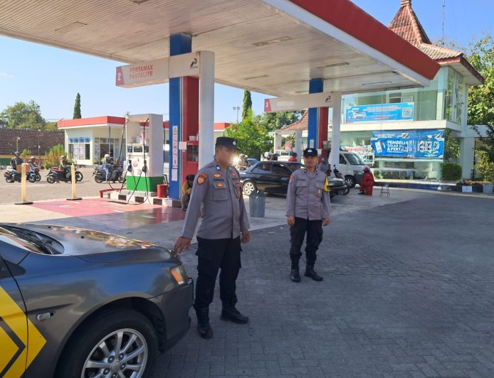 Patroli Humanis Polsek Mejayan Perkuat Rasa Aman di Kawasan SPBU Mejayan