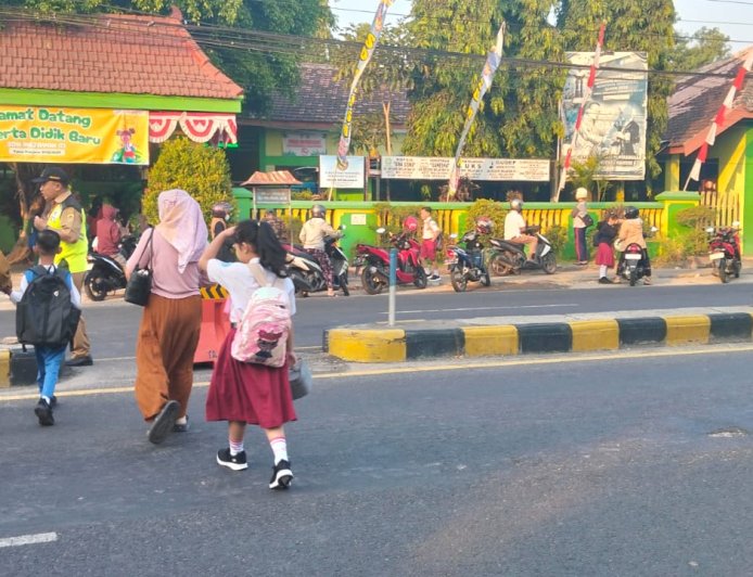 Polisi Hadir Mengawal Aktivitas Pagi Warga di Kawasan SDN 1 Mejayan