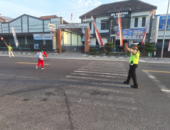 Jaga Kelancaran Arus Lalu Lintas Pagi, Personel Polsek Balerejo Disiagakan di Sejumlah Titik Rawan
