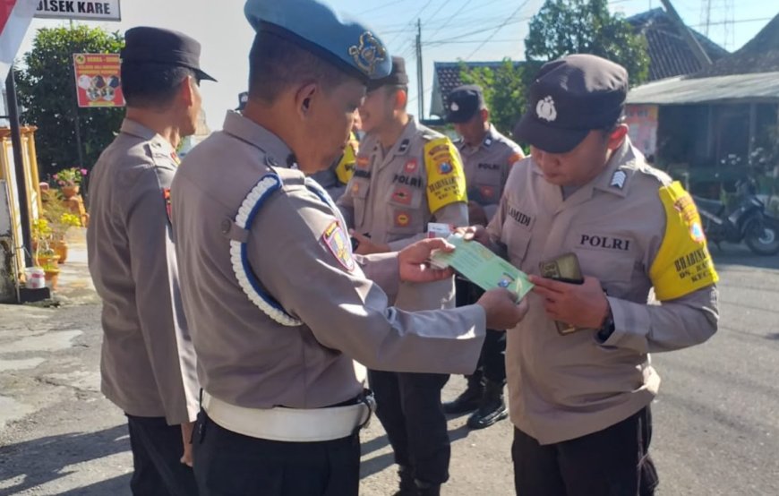 Kanit Provost di Dampingi Waka Polsek Kare Giatkan Senin Tertib