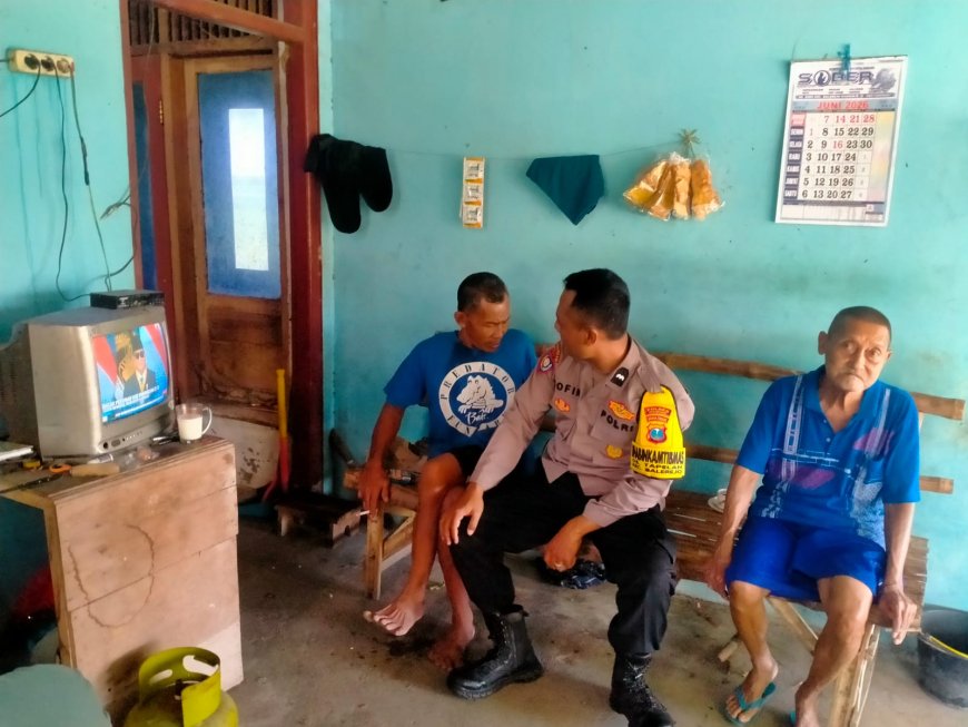 Dekati Warga di Warung Kopi, Bhabinkamtibmas Desa Tapelan Sampaikan Pesan Kamtibmas