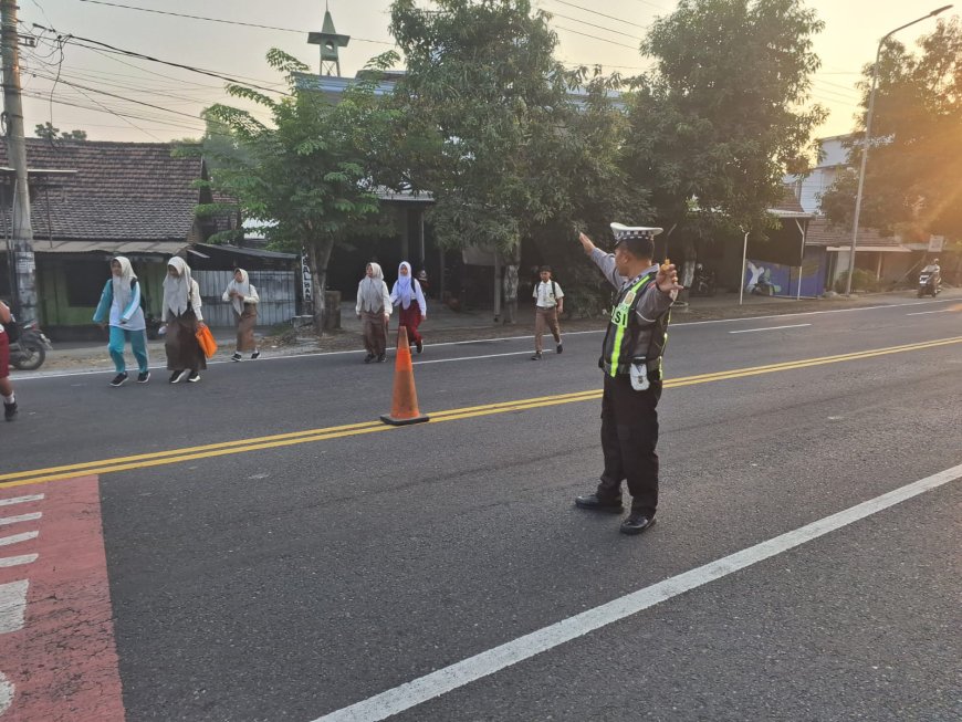 Antisipasi Kemacetan dan Laka Lantas, Polsek Balerejo Gelar Pam Penampilan Pagi di Sejumlah Titik Rawan