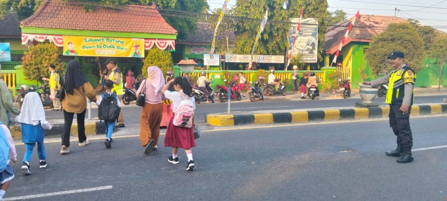 Polisi Hadir Mengawal Aktivitas Pagi Warga di Kawasan SDN 1 Mejayan