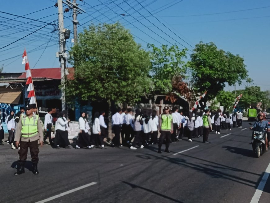 Awali Tahun Ajaran Baru, Pawai Ta'aruf MAN 4 Madiun Dikawal Personel Polsek Mejayan