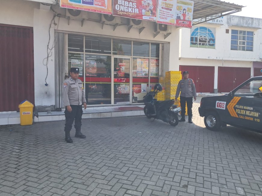 Polisi Sambangi Minimarket, Polsek Mejayan Perkuat Upaya Pencegahan Kriminalitas