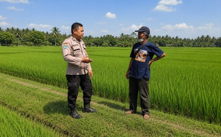 Di Tengah Hamparan Padi, Bhabinkamtibmas Gemarang Perkuat Kepedulian terhadap Ketahanan Pangan