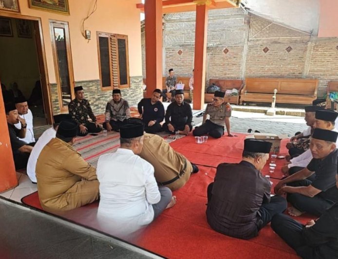 Wujud Kepedulian, Kapolsek Balerejo Bersama Jajaran Takziah ke Rumah Duka Putra Kades Simo